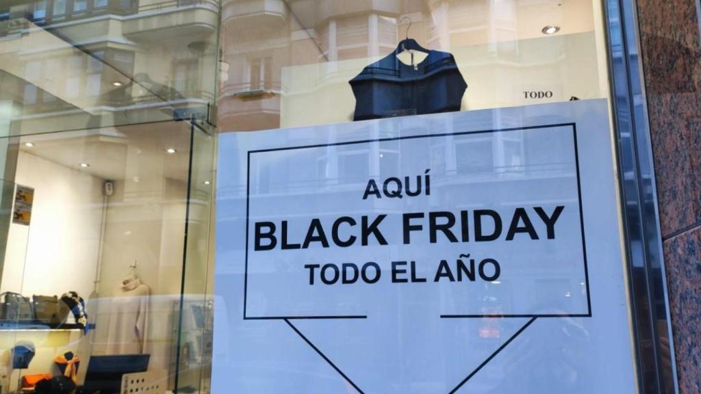Cartel en una tienda de ropa y complementos del centro de A Coruña que anuncia rebajas todo el año.