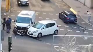 Una furgoneta y un coche chocan sin dejar heridos en la ronda de Nelle de A Coruña