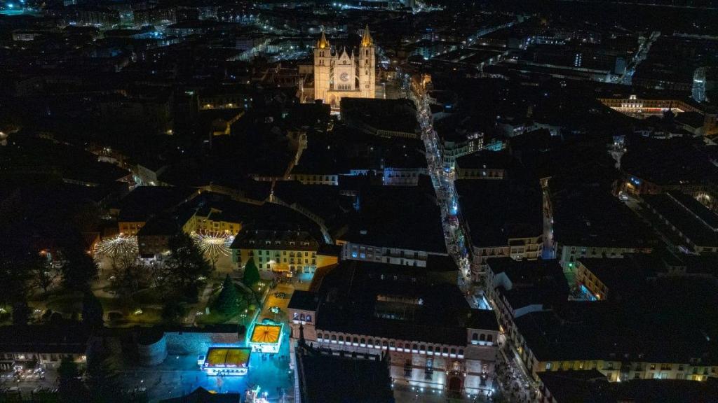 Vista aérea de León con las atracciones navideñas