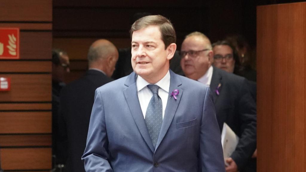 El presidente de la Junta de Castilla y León, Alfonso Fernández Mañueco, a su llegada al pleno de las Cortes de este martes