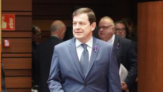 El presidente de la Junta de Castilla y León, Alfonso Fernández Mañueco, a su llegada al pleno de las Cortes de este martes