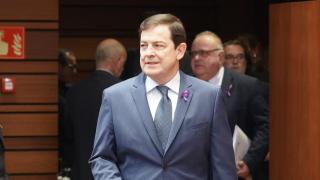 El presidente de la Junta de Castilla y León, Alfonso Fernández Mañueco, a su llegada al pleno de las Cortes de este martes