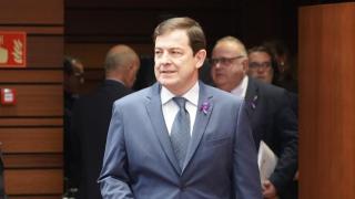 El presidente de la Junta de Castilla y León, Alfonso Fernández Mañueco, a su llegada al pleno de las Cortes de este martes