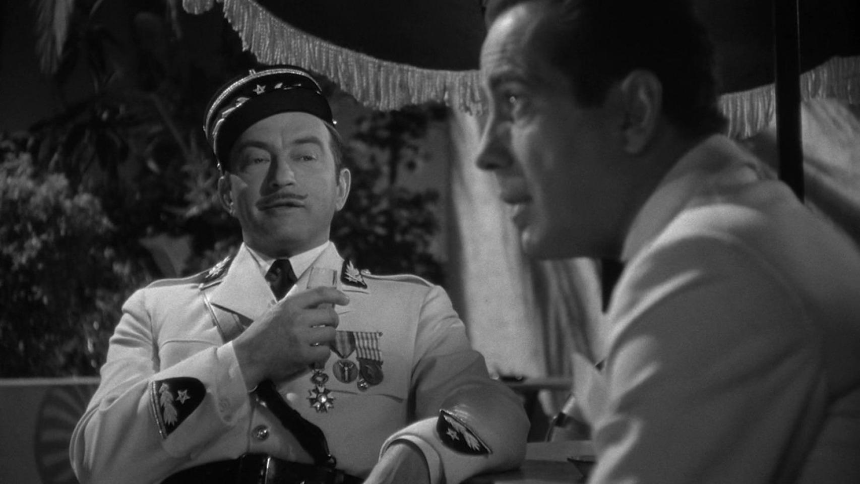 Un fotograma de 'Casablanca' con Humphrey Bogart como Rick Blaine en primer plano y Claude Rains como el capitán Renault al fondo