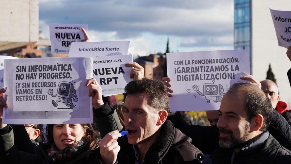 Informáticos de la Junta se concentran frente a la sede de las Cortes de Castilla y León