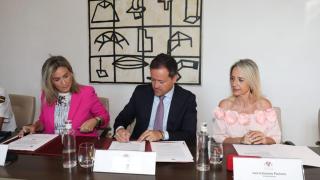Carlos Velázquez, entre Milagros Tolón (izquierda) e Inés Cañizares (derecha), durante la firma del protocolo en julio.