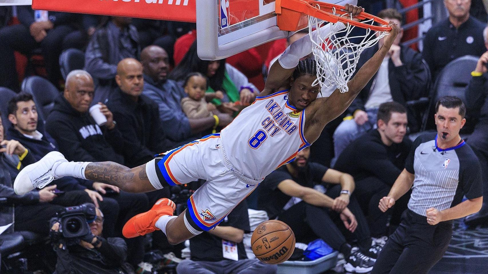 Jalen Williams haciendo un mate ante Los Ángeles Clippers la temporada pasada.