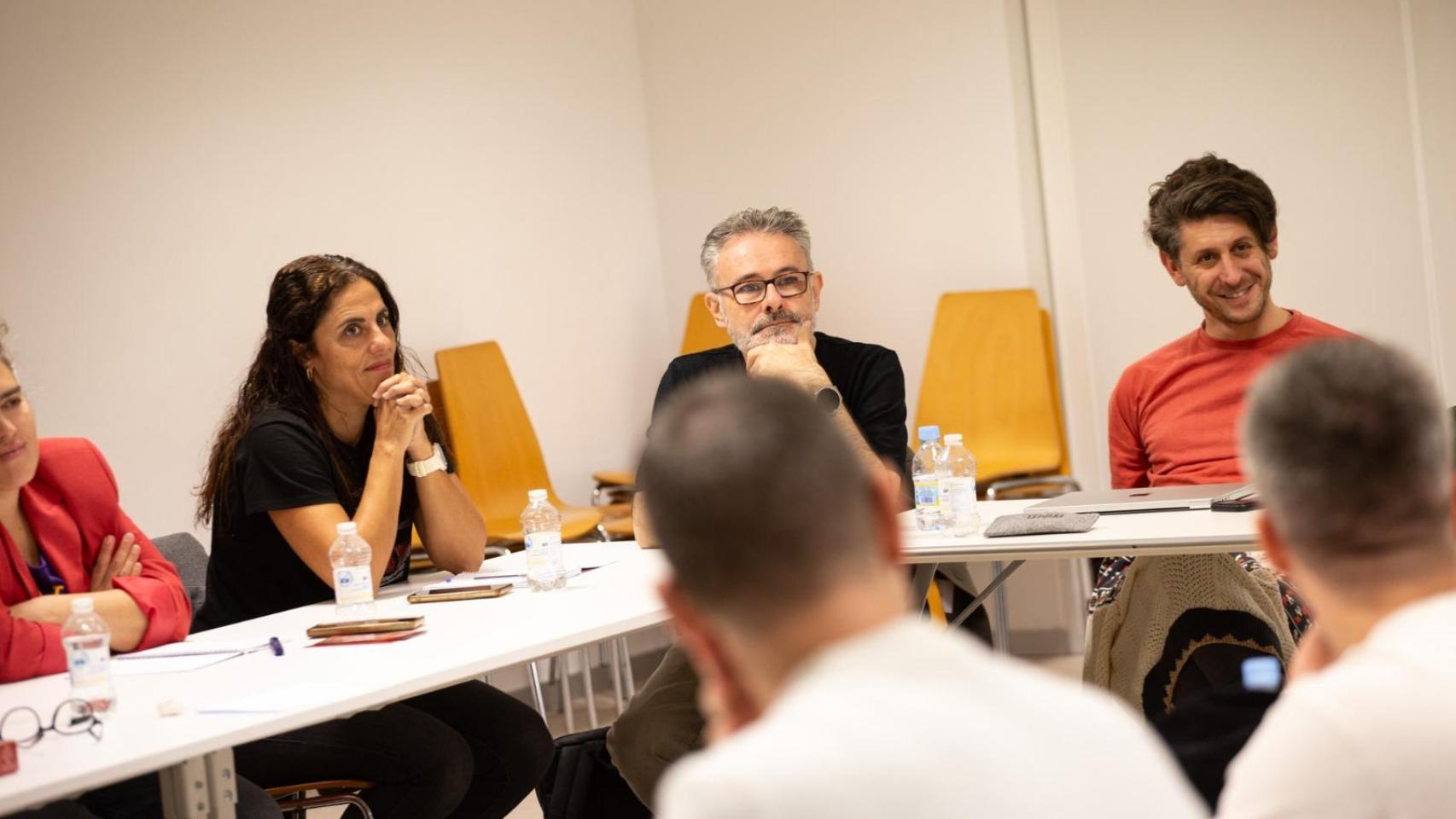 La autora Josi Alvarado y el director de la Muestra Roberto García en una sesión de esta edición.