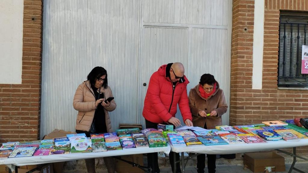 Uno de los 'stands' en el mercadillo navideño de Yátova. EE