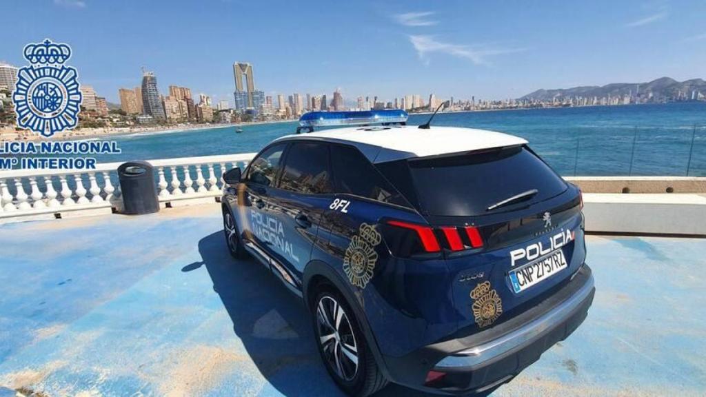 Un coche patrulla de la Policía Nacional en Benidorm.