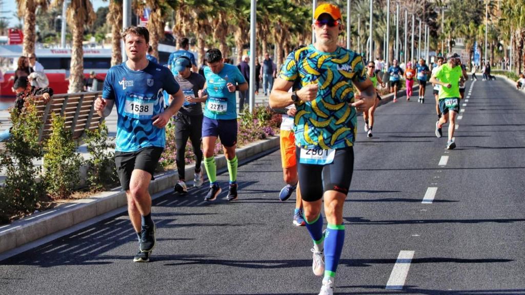 Corredores a su paso por el Paseo Marítimo de Alicante.