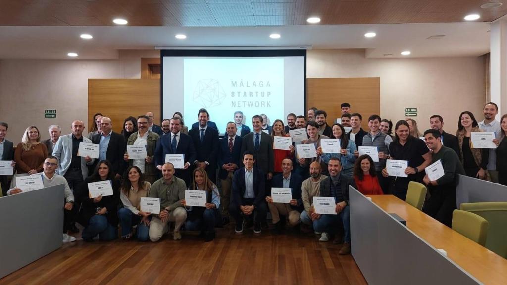 Fotografia de familia de las startups reconocidas en Málaga y miembros de instituciones.