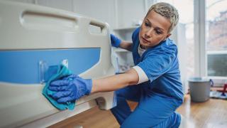 limpiadora-hospital-sobre-salario-trabajo-crucial-sueldo