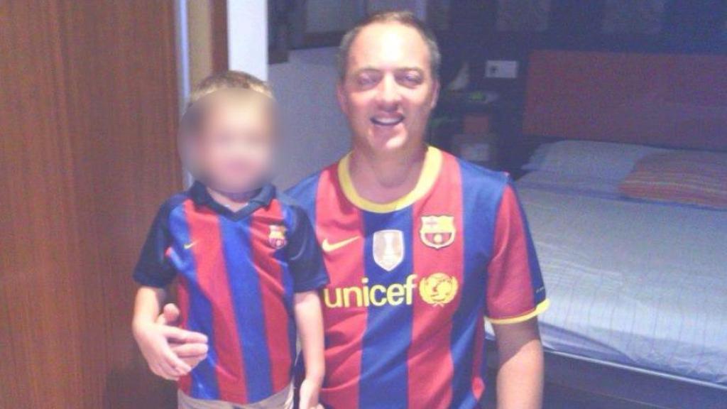 Antonio Muñoz com um de seus filhos.