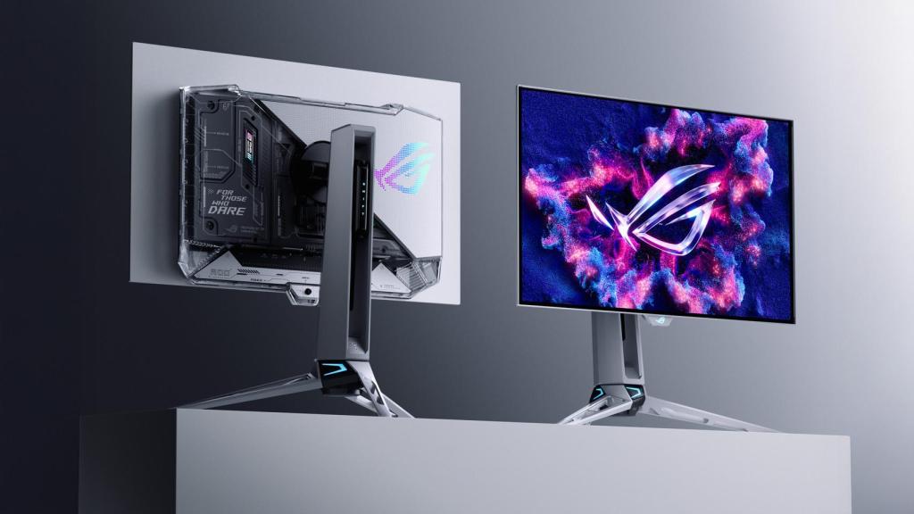 Sendos monitores en imágenes promocionales.