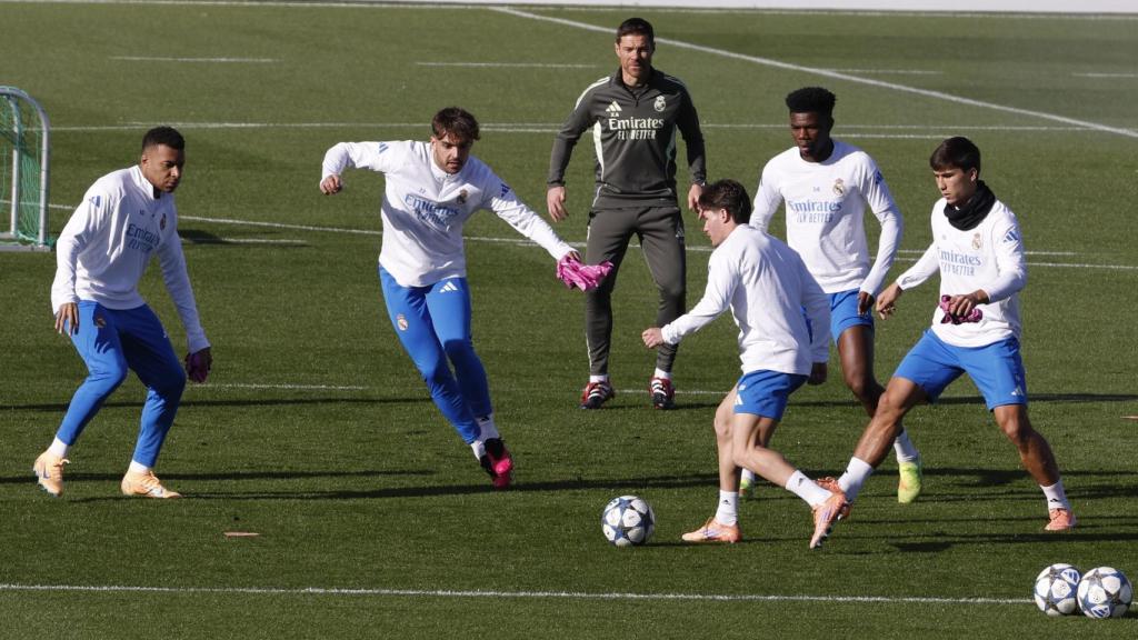 Los jugadores del Real Madrid entrenan en la previa del partido ante Olympiacos.