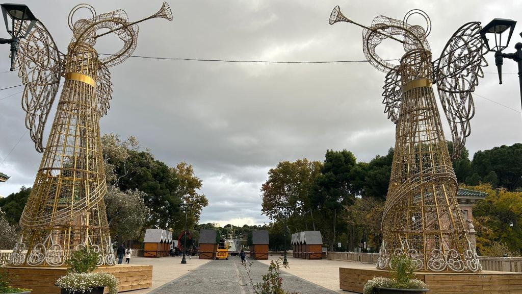 La entrada al parque José Antonio Labordeta con la decoración navideña.