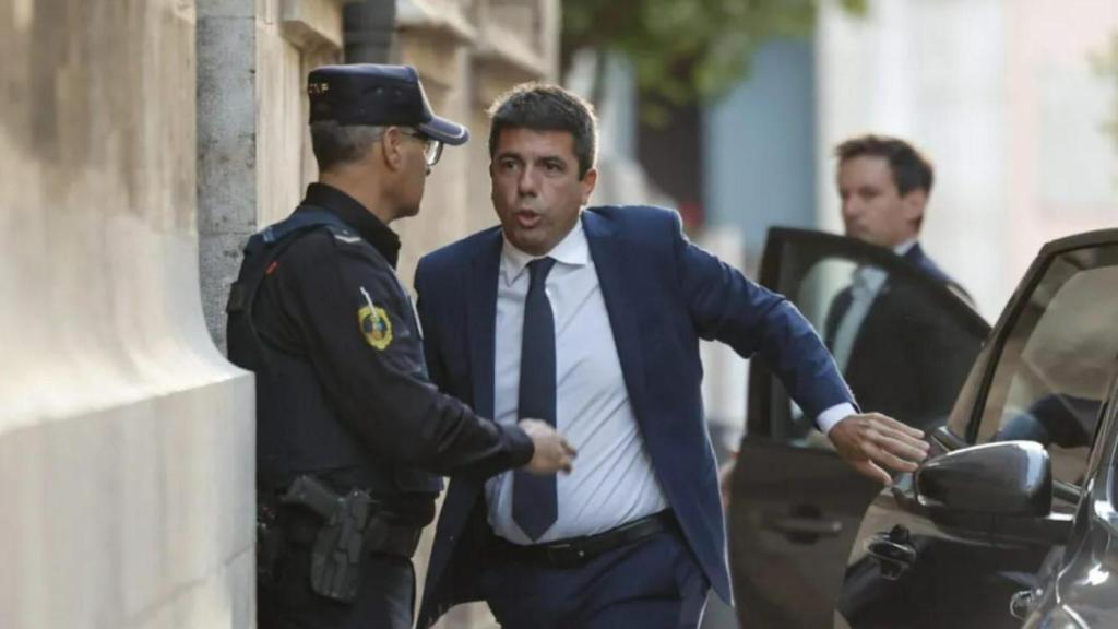 Carlos Mazón, a las puertas del Palau de la Generalitat el día de su dimisión. Efe