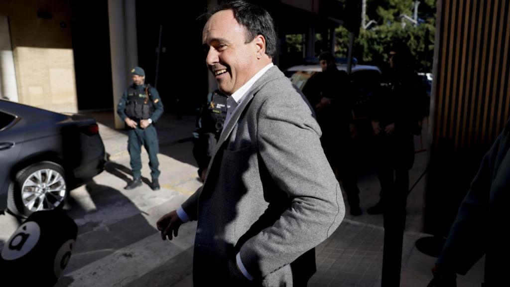 El candidato del PP Juanfran Pérez Llorca, el pasado viernes en los juzgados de Catarroja. Ana Escobar / EFE