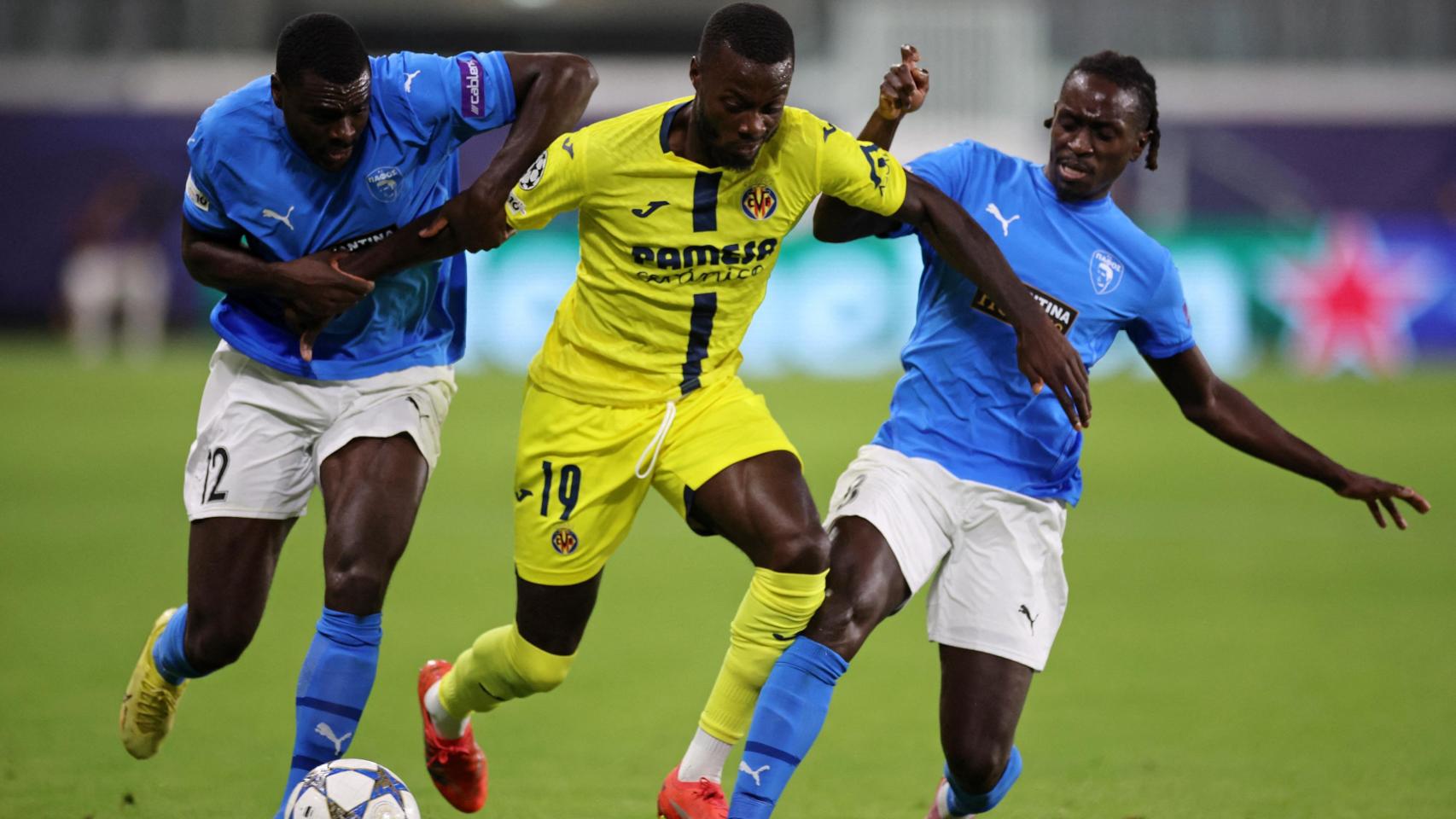 Nicolás Pepé, presionado por dos jugadores del Pafos.