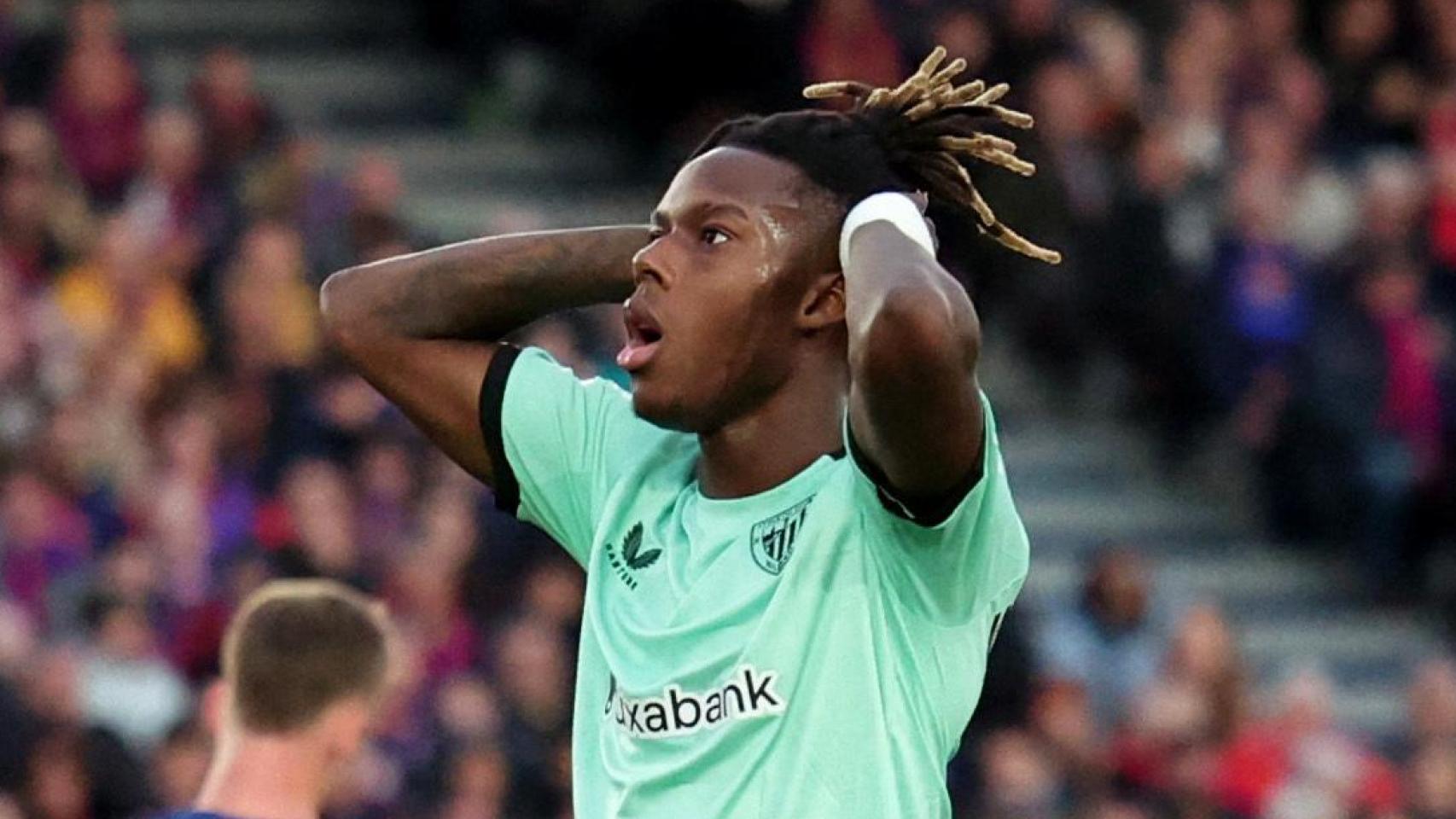 Nico Williams se lamenta por fallar una ocasión ante el Barça.