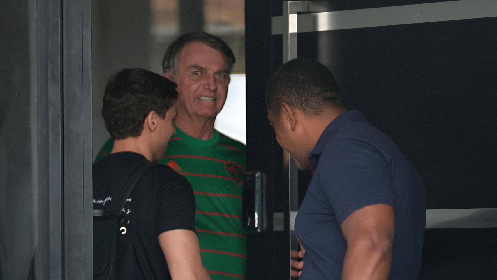 El expresidente de Brasil, Jair Bolsonaro, en la puerta de su vivienda, durante su arresto domiciliario, en Brasilia, Brasil, el pasado 21 de noviembre.