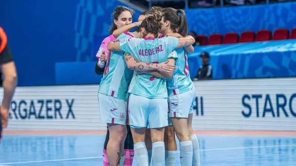 La selección femenina de fútbol sala celebra un gol ante Colombia