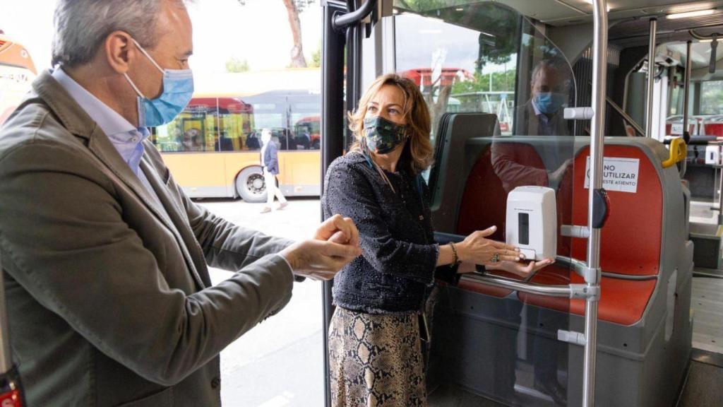 El presidente del Gobierno de Aragón, Jorge Azcón, y la alcaldesa de Zaragoza, Natalia Chueca, en un bus con mascarilla durante la pandemia de Covid-19.