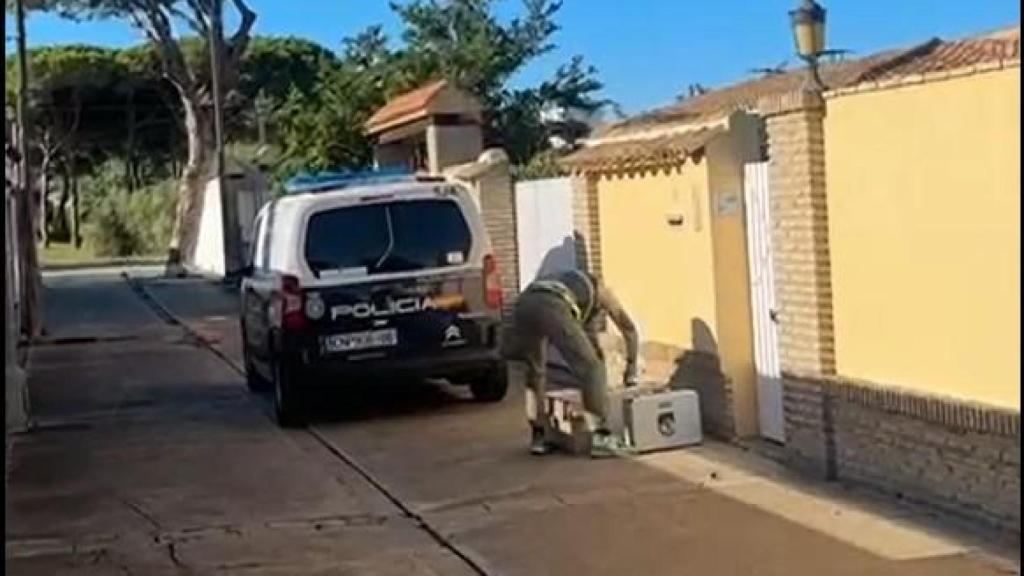 Un policía nacional durante el registro del chalé donde mataron a Mabel.
