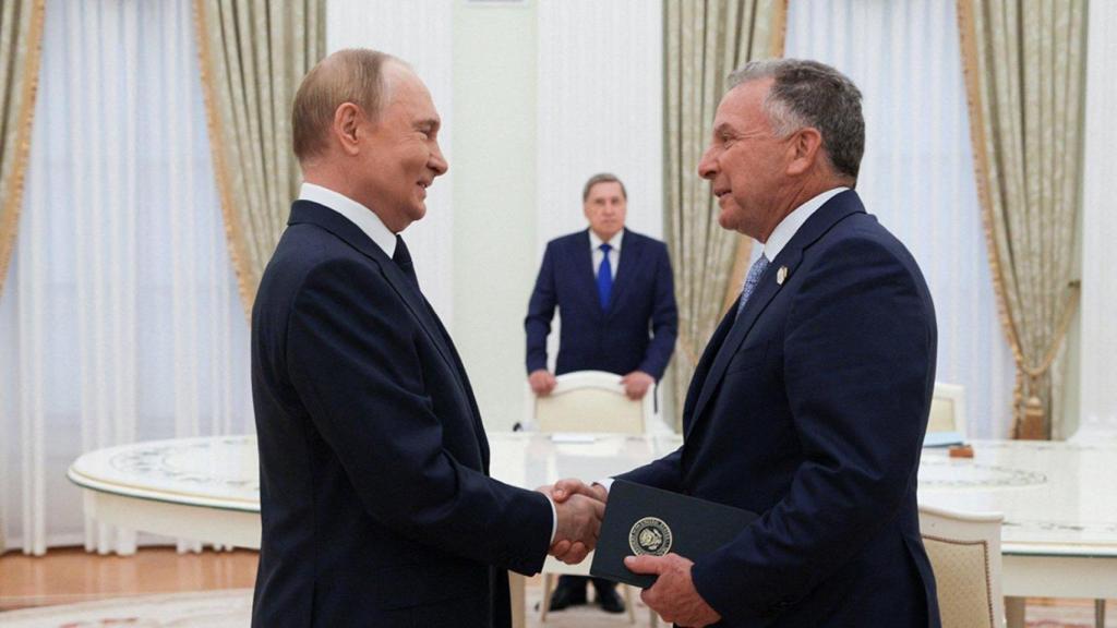 El presidente ruso, Vladimir Putin, recibe al enviado del presidente estadounidense Donald Trump, Steve Witkoff, durante una reunión en Moscú, el pasado 6 de agosto.