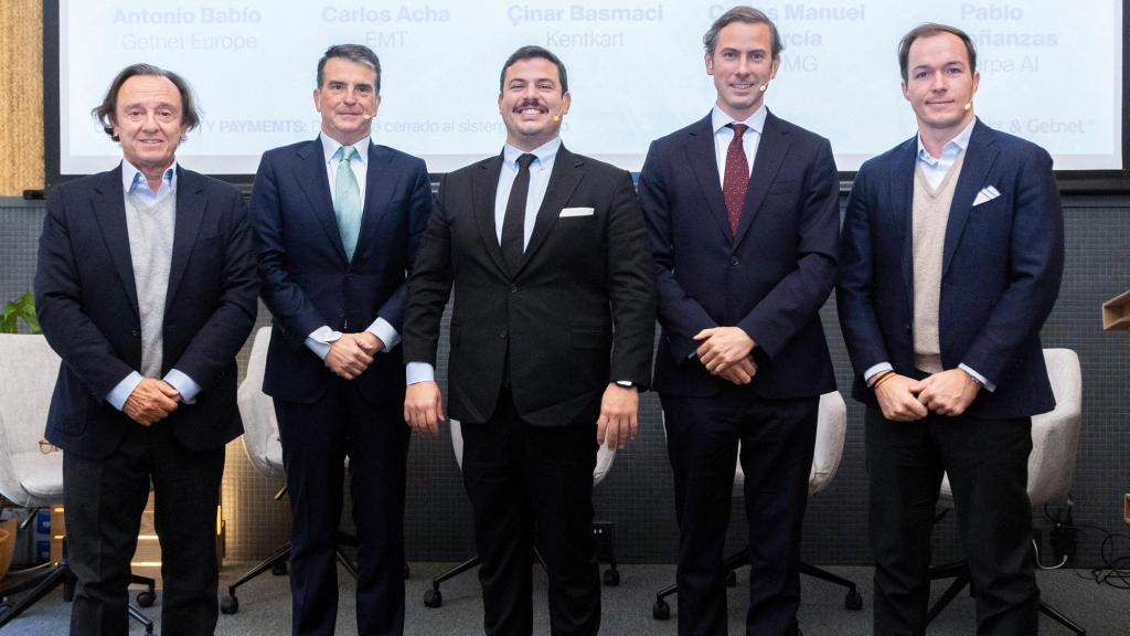 De izquierda a derecha: Antonio Babío, Corporates & CIB Manager en Getnet Europe del grupo Santander; Alfonso Sánchez, Director Gerente de EMT Madrid y Çınar Basmacı, CEO de Kentkart