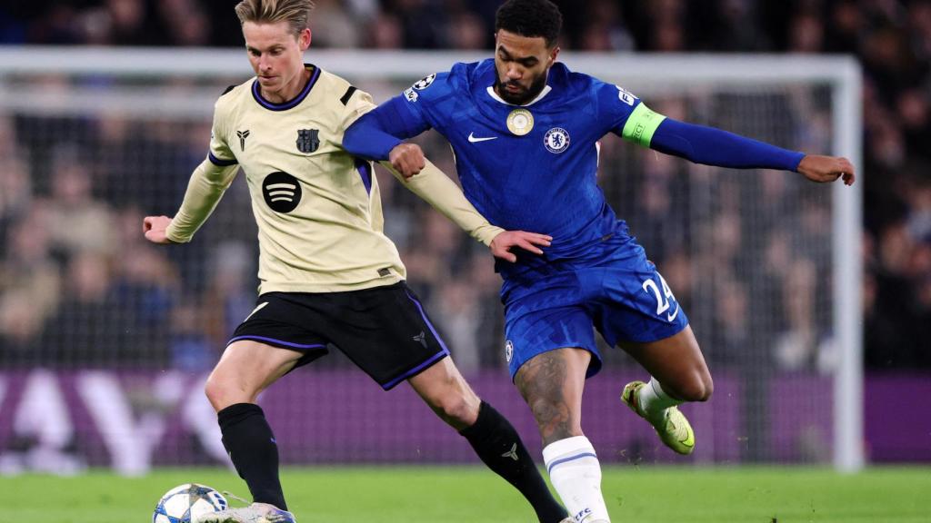 Frenkie de Jong conduce el balón presionado por Reece James.