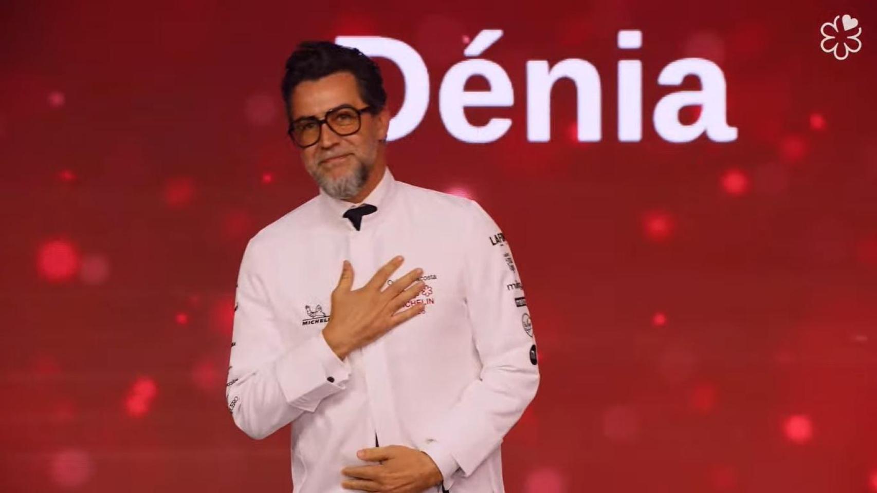 Quique Dacosta con la chaquetilla que renueva la máxima distinción de Michelin.