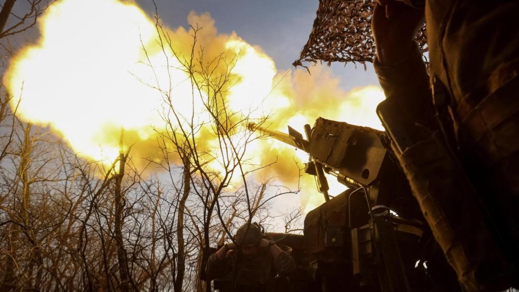 Soldados ucranianos disparam com um obus autopropelido contra as tropas russas perto da cidade de Pokrovsk, na linha de frente.