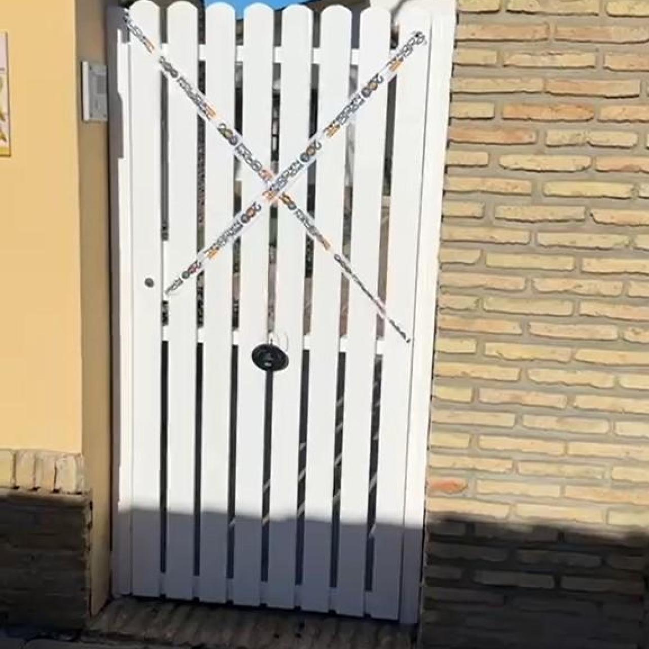 La puerta de entrada a los dos casas de Mabel, este martes, tenía el pomo roto y estaba precintada por la Policía Nacional.