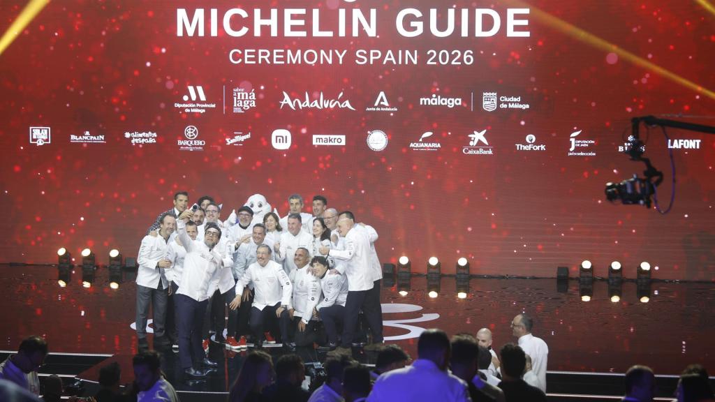 Foto de familia de los 16 restaurantes que mantienen tres estrellas Michelin.