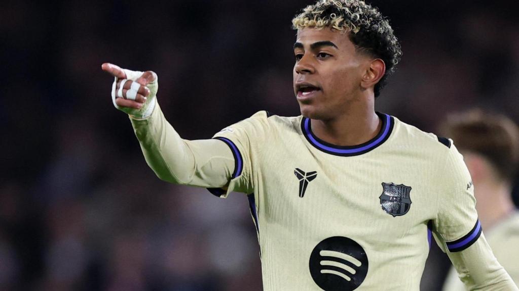 Lamine Yamal da instrucciones a sus compañeros durante el partido.