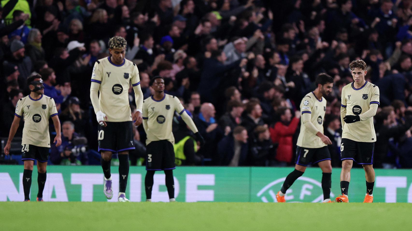 Los jugadores del Barça, cabizbajos tras el segundo gol del Chelsea.