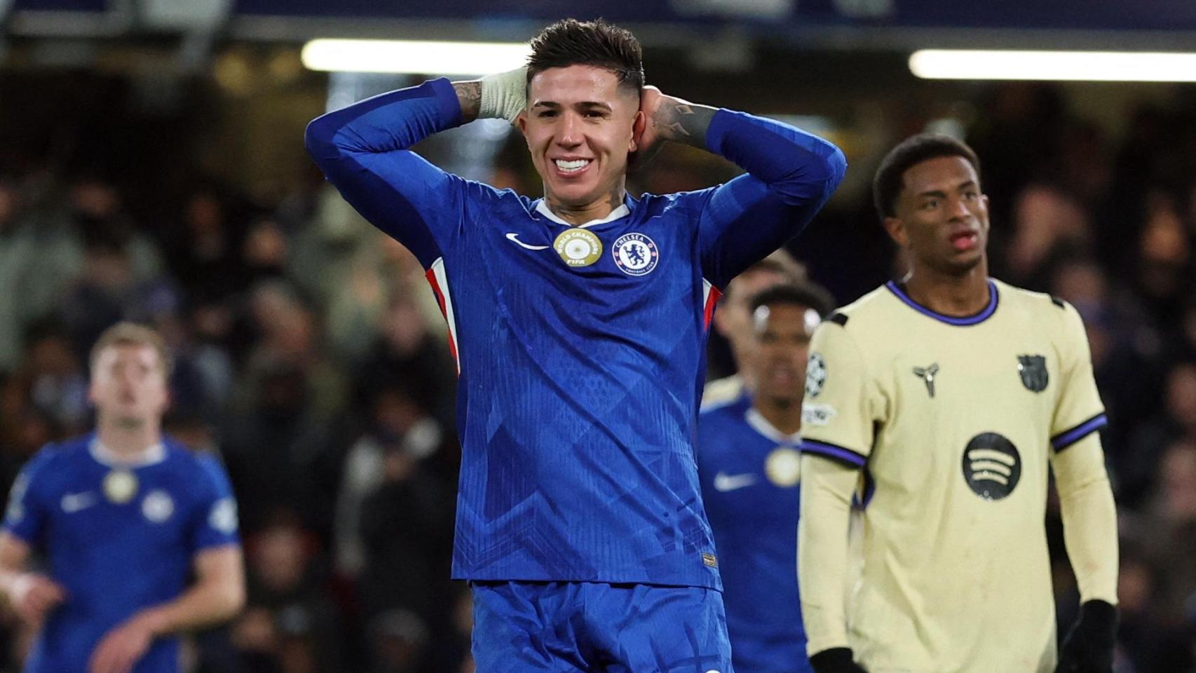 Enzo Fernández se lamenta por una ocasión fallada ante el Barça.