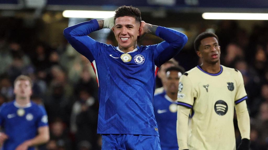 Enzo Fernández se lamenta por una ocasión fallada ante el Barça.