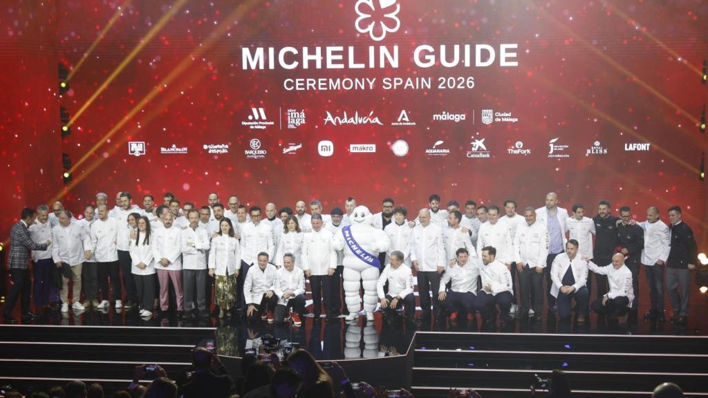 Fotografía de familia de todos los galardonados durante la gala de entrega de las Estrellas Michelín 2026, este martes en Málaga