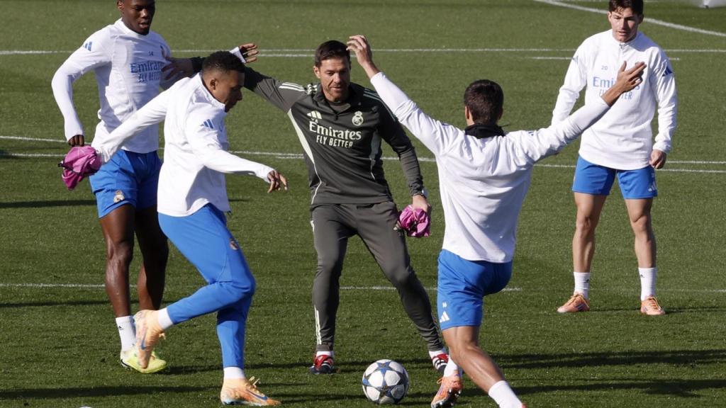 Xabi Alonso, como parte del rondo en el entrenamiento del Real Madrid
