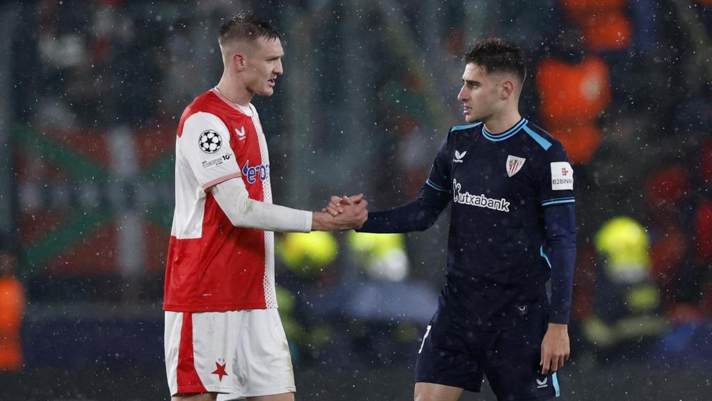 Robert Navarro se saluda con Chaloupek tras el partido.