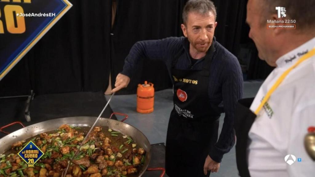 Pablo Motos cocinando una paella junto al chef Rafael Vidal en 'El Hormiguero'