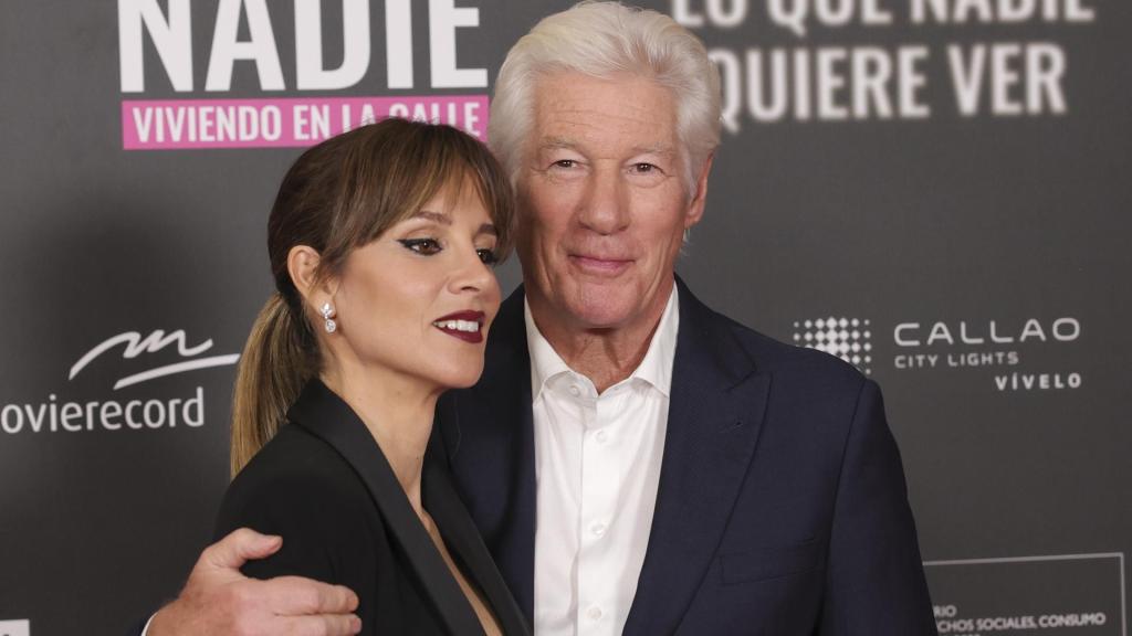 Richard Gere y Alejandra Silva en la presentación del documental con Hogar Sí.