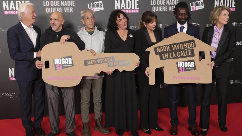 Richard Gere y Alejandra Silva con el equipo del proyecto.