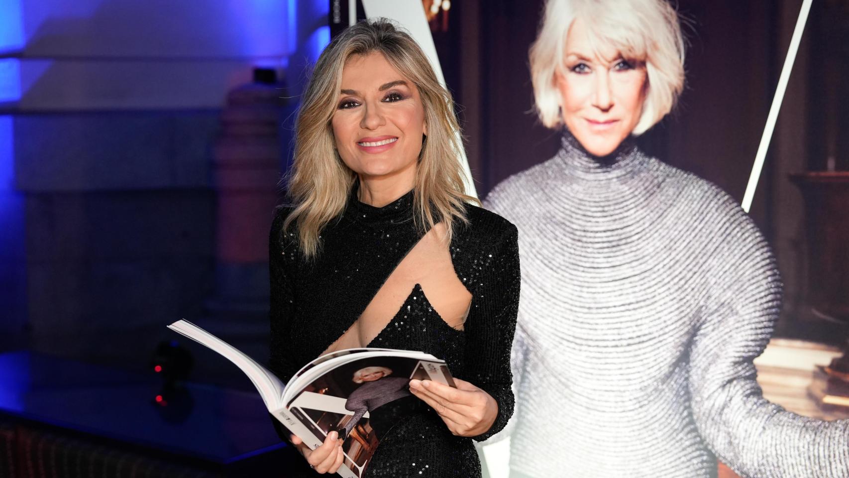 La periodista posa con el 'Bookazine'.