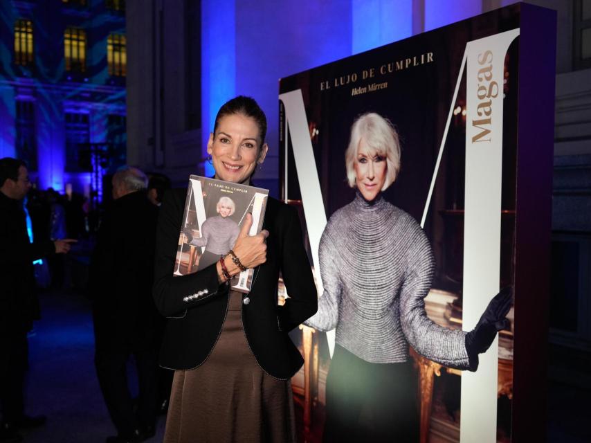 Remedios Cervantes posa con el ejemplar.