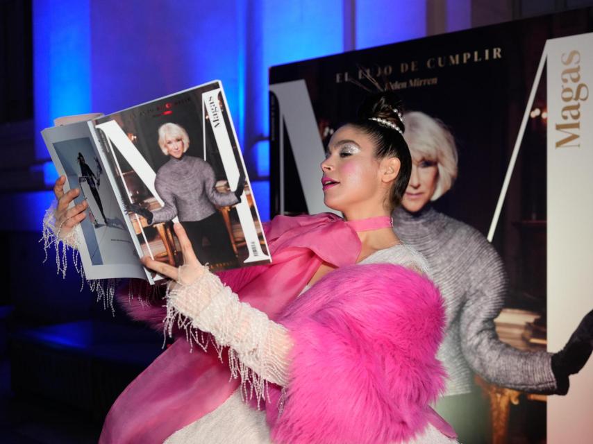 Cósima Ramírez ojeando el 'Bookazine'.