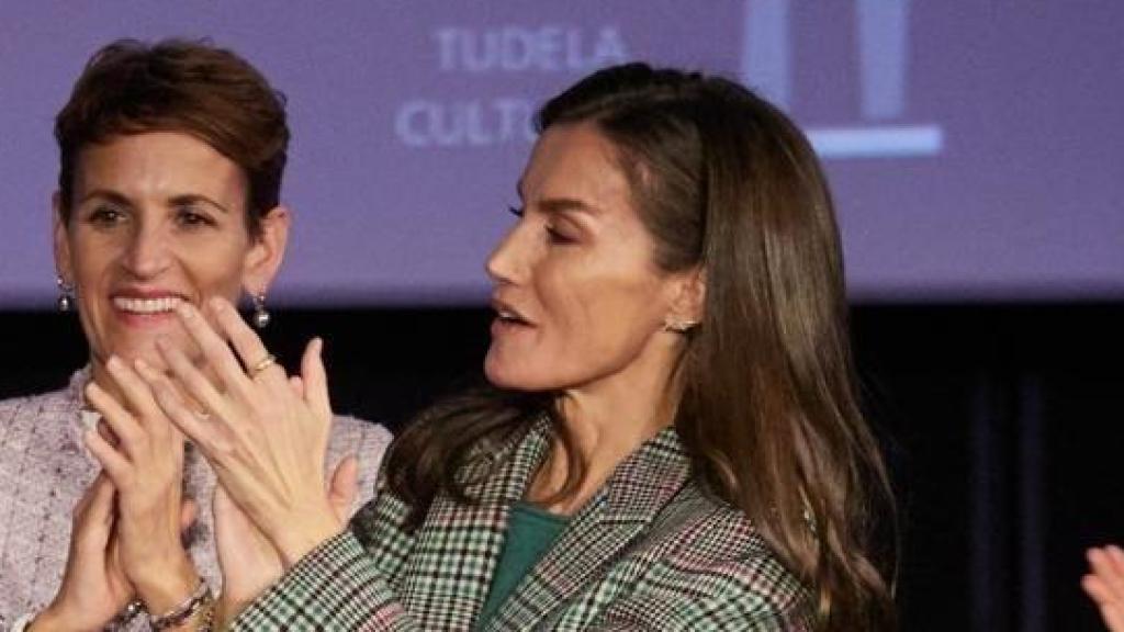 La Reina aplaude al director de cine, homenajeado en Tudela.